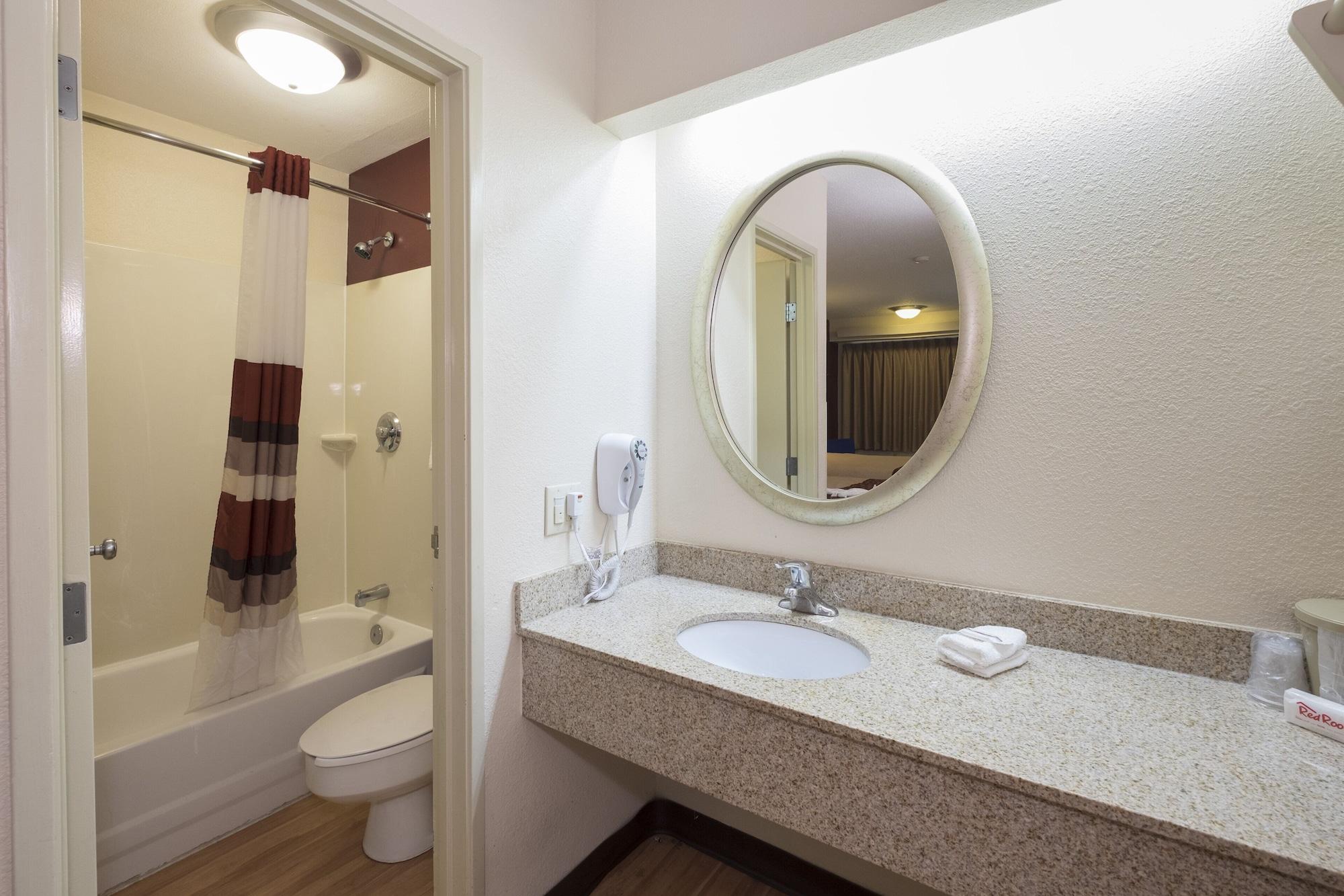 Red Roof Inn Cincinnati - Шарънвил Екстериор снимка