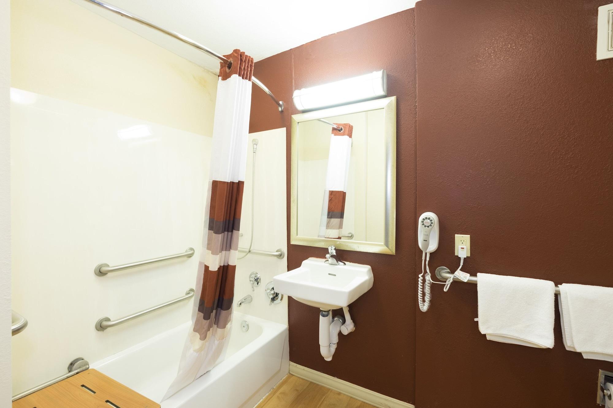 Red Roof Inn Cincinnati - Шарънвил Екстериор снимка